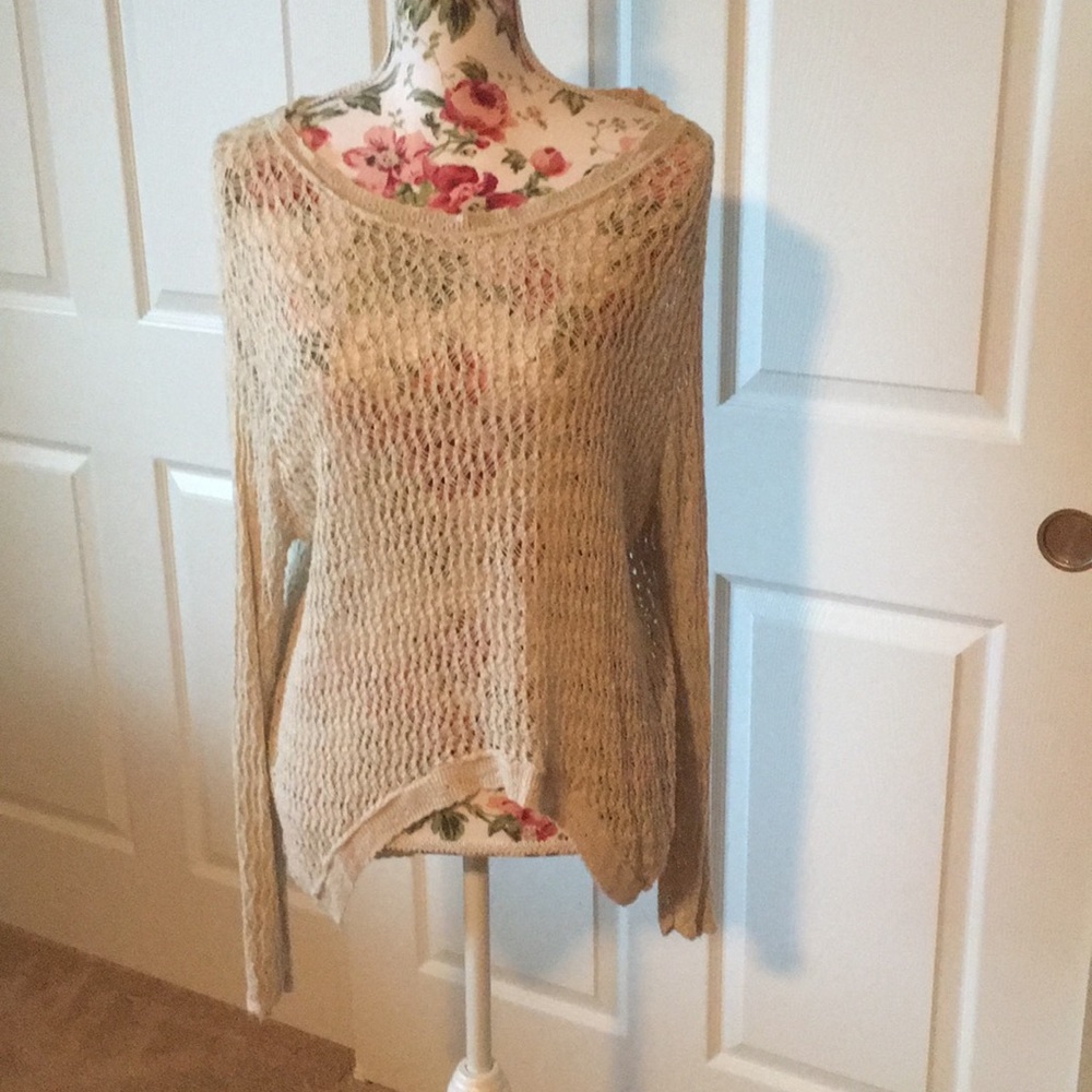 Mild High/Low long sleeve top.